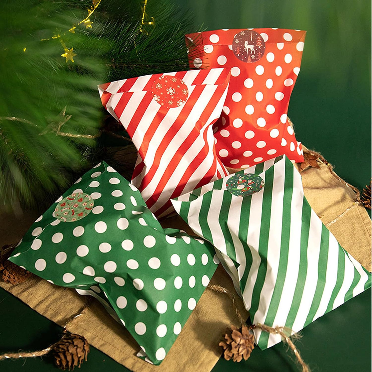 SIMSHOTUS 24 Pcs 5 x 7 Inches Christmas Treat Goodie Bags with 24 Pcs Seal Stickers,Christma Snack Bag,Kraft Paper Gift Bags for Holiday,Buffet Paper Bag,Holiday Christmas Party Favors